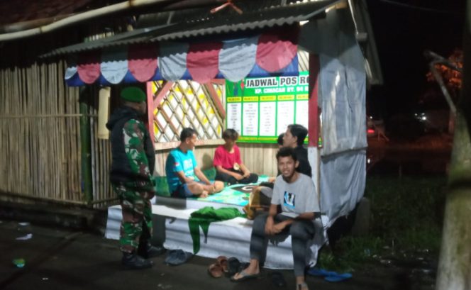 
					Babinsa Singaparna Patroli Bareng Warga, Bukti Kedekatan TNI dan Warga
