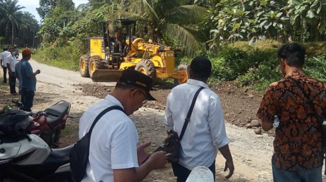 
					Camat Kutambaru Gagas Aksi Peduli Jalan, Warga dan Perusahaan Kompak Bergerak