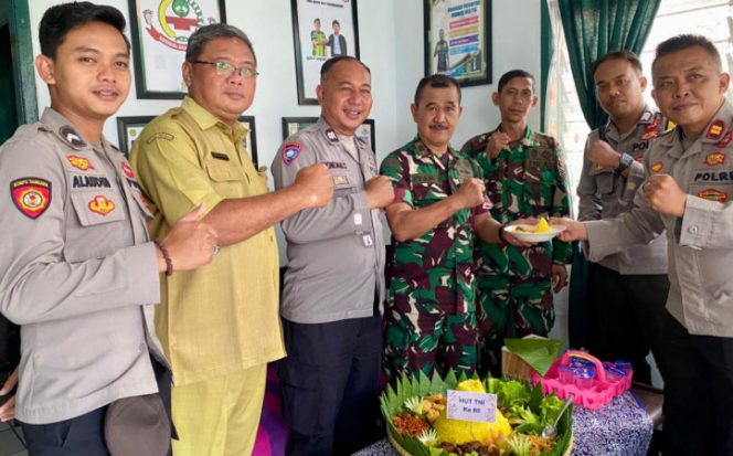 
					HUT ke-80 TNI, Kapolsubsektor Cipedes dan Muspika Datang Silaturahmi ke Koramil