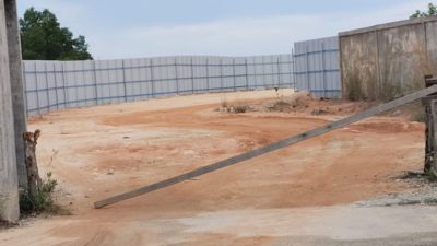 Lokasi Diduga Penimbunan Solar Ilegal di Karimun Dipagari Seng, Warga Bingung Kok Nggak Ada Tindakan?