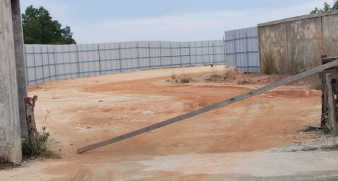 
					Lokasi Diduga Penimbunan Solar Ilegal di Karimun Dipagari Seng, Warga Bingung Kok Nggak Ada Tindakan?