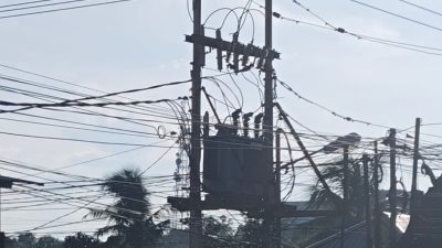 PLN Cuma Bisa Lihat, Kominfo Nggak Digubris, Provider Internet Malah Jadi Raja di Tiang Listrik!