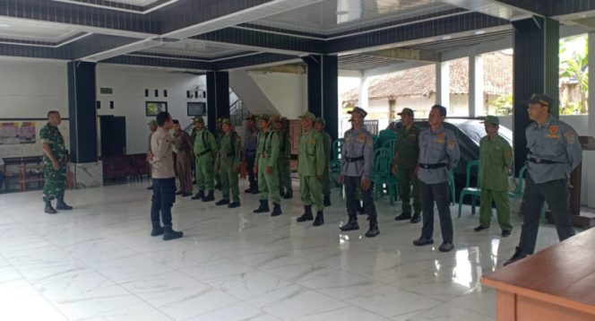 
					TNI-Polri Kompak, Linmas Desa Kujang Ditempa Jadi Penjaga Keamanan yang Siaga