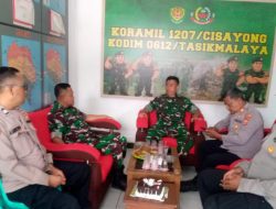 TNI Ulang Tahun, Kapolsek Sukaratu Datang Bawa Ucapan dan Keakraban