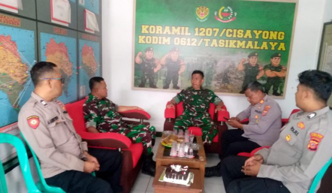
					TNI Ulang Tahun, Kapolsek Sukaratu Datang Bawa Ucapan dan Keakraban