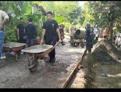 Warga Jelat & Brimob Bareng-Bareng Cor Jalan Impian di Ciamis, Kompak Banget!