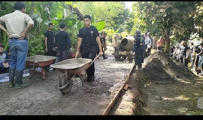 
					Warga Jelat & Brimob Bareng-Bareng Cor Jalan Impian di Ciamis, Kompak Banget!