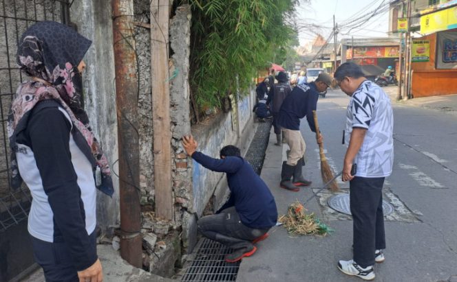 
					Warga Pasirlayung Kompak Turun Tangan di Aksi Bebersih Bandung Serentak
