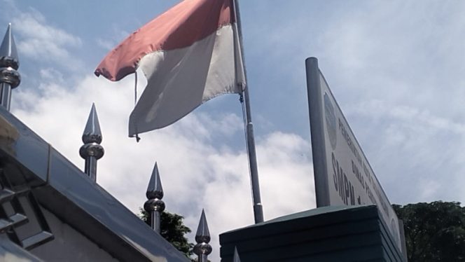 
					Bendera Robek di SMPN 1 Tasikmalaya, Kok Bisa Lolos dari Pengawasan?
