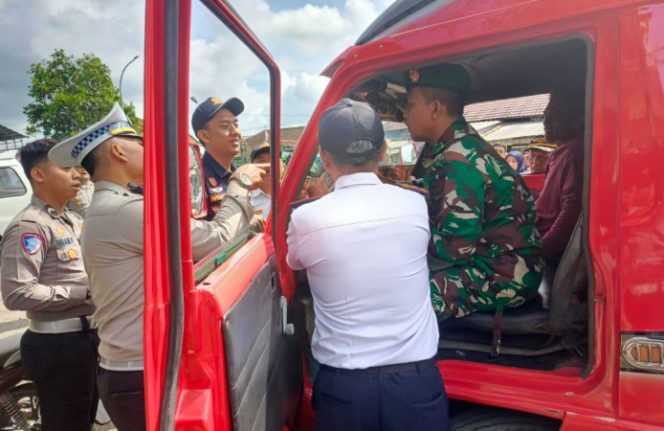 
					Jelang libur panjang, Serma Suryadi dan tim gabungan sisir Terminal Singaparna demi pastikan armada siap jalan