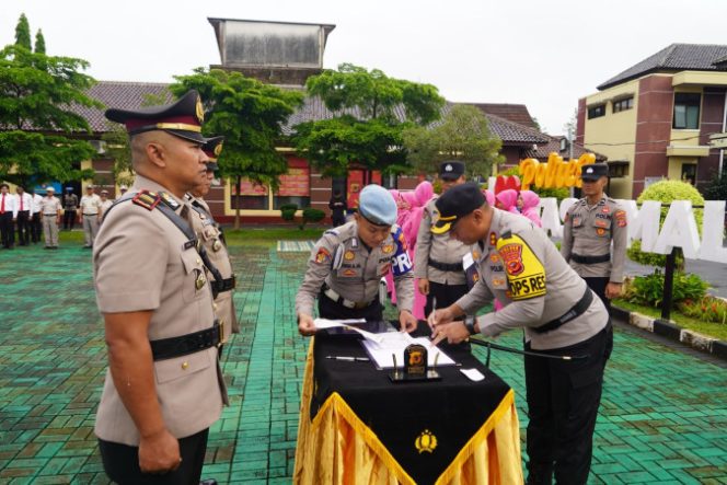 
					Kapolres Tasikmalaya Kota Lakukan Sertijab Empat Kapolsek, Suasana Akrab di Pagi Hari