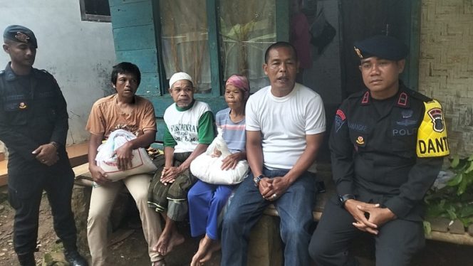 
					Menjelang HUT ke-80, Brimob Polda Jabar Bareng Durian Kujang Bagi-Bagi Beras dan Sembako di Ciamis