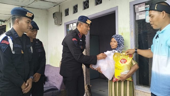 
					Ulang tahun ke-4, Brimob D Pelopor rayakan dengan aksi sosial