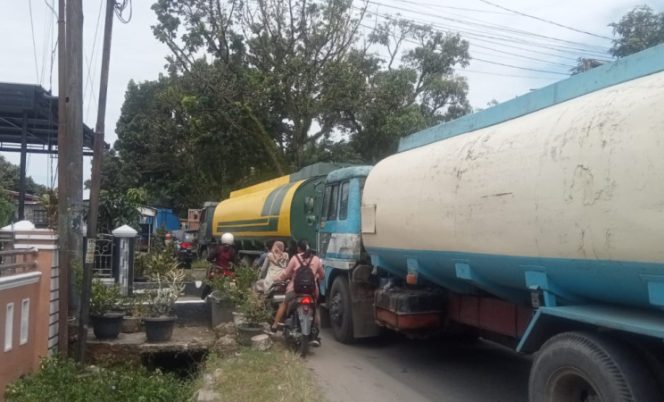 
					Antrean BBM di Durian Mulo makin parah, truk ngular sampai satu kilometer