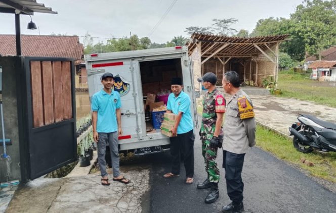 
					Babinsa Desa Cikadongdong Sertu Agus Hadian ikut kawal pembagian MBG di Singaparna