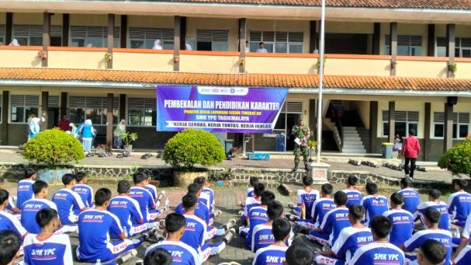
					Jelang PKL, Siswa SMK YPC Tasikmalaya Dibekali Disiplin oleh TNI