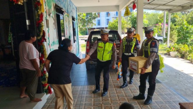 
					Polres Karimun Bagi-Bagi Sembako Buat Panti Asuhan Jelang Natal 2025