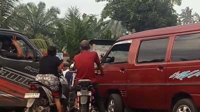 Polsek Kuala Turun Ngatur Antrean BBM yang Mengular di SPBU Durian Mulo