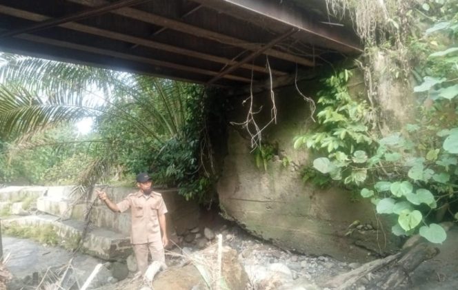 
					Pondasi Jembatan Desa Blangkahan Mulai Rapuh, Warga Harap Perhatian Serius