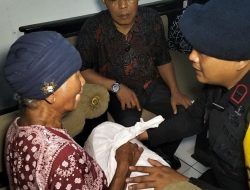 Brimob Batalyon D Pelopor Tetap Berbagi di Rajapolah Meski Hujan Turun