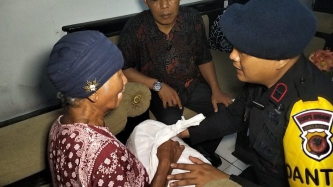 
					Brimob Batalyon D Pelopor Tetap Berbagi di Rajapolah Meski Hujan Turun