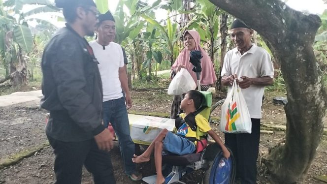 
					Jumat Berkah Owner Durian Kujang Berbagi Sembako Premium di Cikoneng