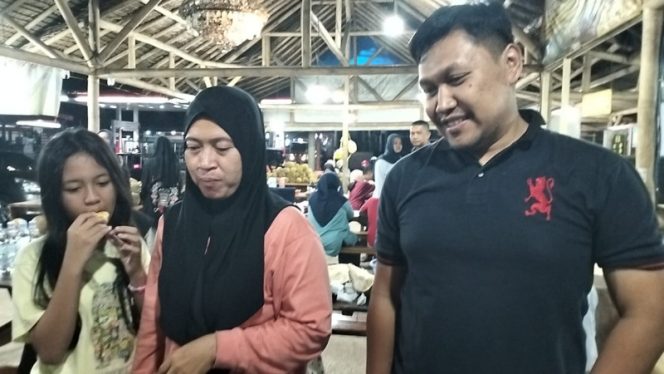 
					Kedai Durian Kujang Cikoneng Ramai Diserbu Penikmat Durian