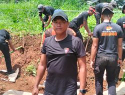 Personel Batalyon D Pelopor Brimob Ikut Gotong Royong Bangun Mushola Asyamshudin