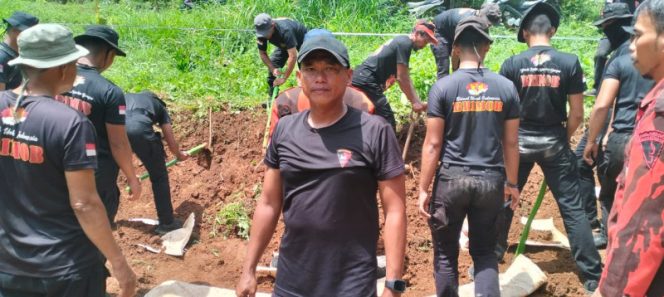 
					Personel Batalyon D Pelopor Brimob Ikut Gotong Royong Bangun Mushola Asyamshudin
