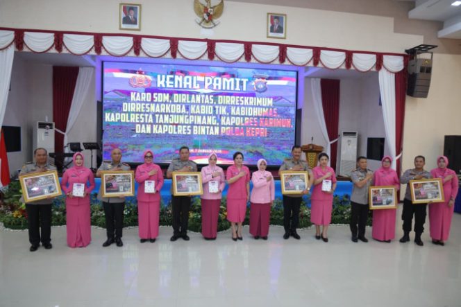 
					Polda Kepri Laksanakan Kenal Pamit Pejabat Utama Tanda Estafet Kepemimpinan
