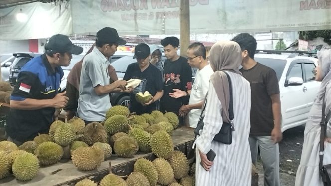 
					Viral Di Tengah Polemik Lahan, Kedai Durian Kujang Cikoneng Tetap Ramai