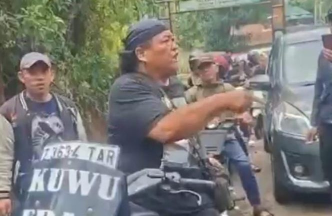 
					Viral! Kuwu Edan Ngamuk di Jalanan Ciamis Gara-Gara Parkir Sembarangan