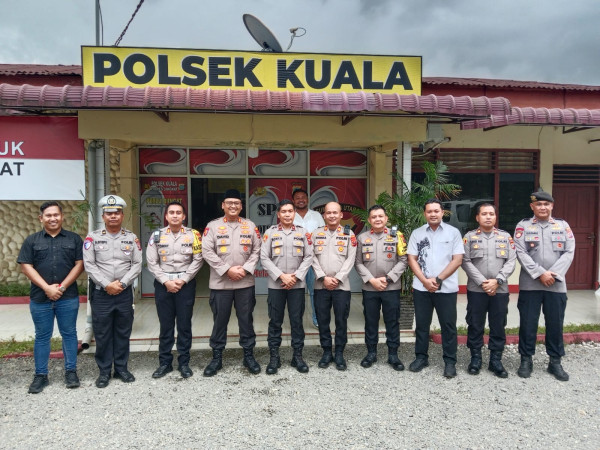 Foto: Wakapolda Sumut, Brigjen Pol Roni Samtana, S.I.K., M.T.C.P., dan Kapolsek Kuala, AKP Syamsul Bahri, S.E., M.H., di Mako Polsek Kuala Langkat (Foto: Suara Salira Kab. Langkat)