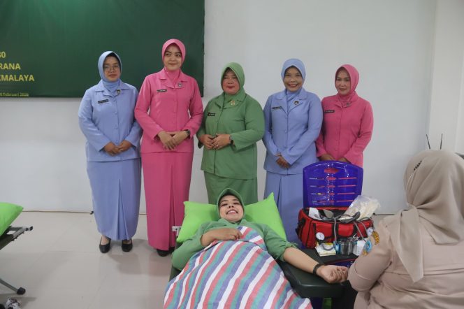 
					Aksi Donor Darah HUT Ke-80 Persit Di Kodim 0612 Tasik