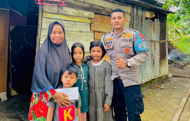 
					Brigpol Yohanes Dede Bedah Rumah Nenek Pakis Di Karimun