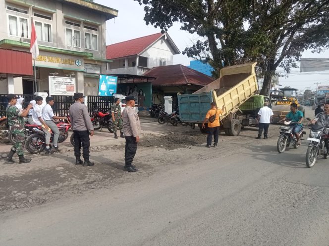
					Camat Salapian Turun Tangan Perbaiki Jalan Rusak