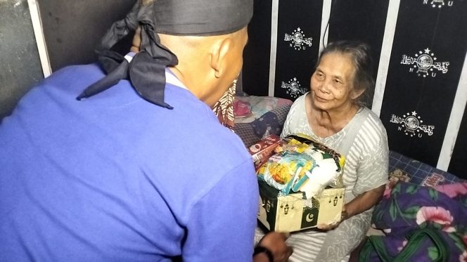 
					Jumat Berkah Durian Kujang Sambangi Lansia Margasari