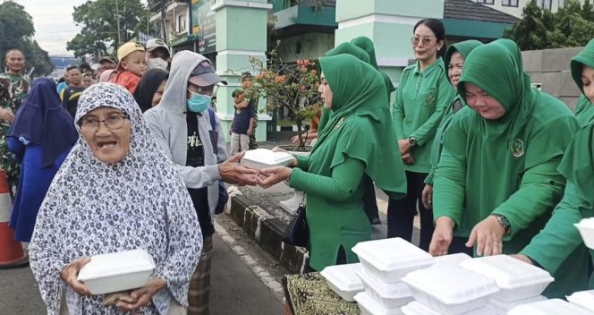 
					Jumat Berkah Persit Tasikmalaya Berbagi Nasi Box Ramadan