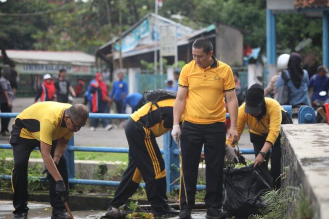 
					Kapolres Tasikmalaya Kota Ajak Bersih Situ Gede Bareng
