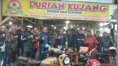 Komunitas Moge Bandung Singgah Santai di Kedai Durian Kujang Cikoneng