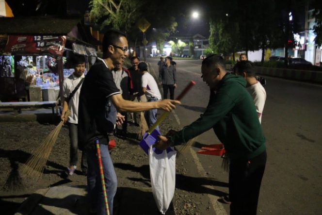 
					Malam-Malam ASN Ciamis Kompak Aksi Bersih Kota