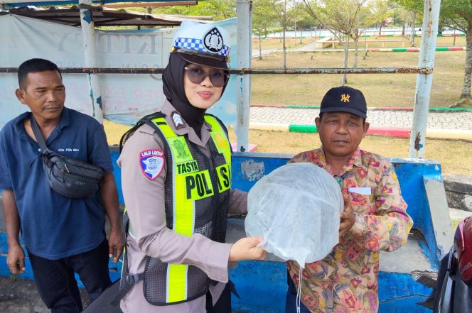 
					Operasi Seligi 2026, Satlantas Karimun Bagi Helm SNI