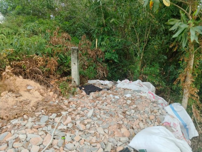 
					Patok Batu Miring Citra Mas 2 Diduga Lewati Batas Danau
