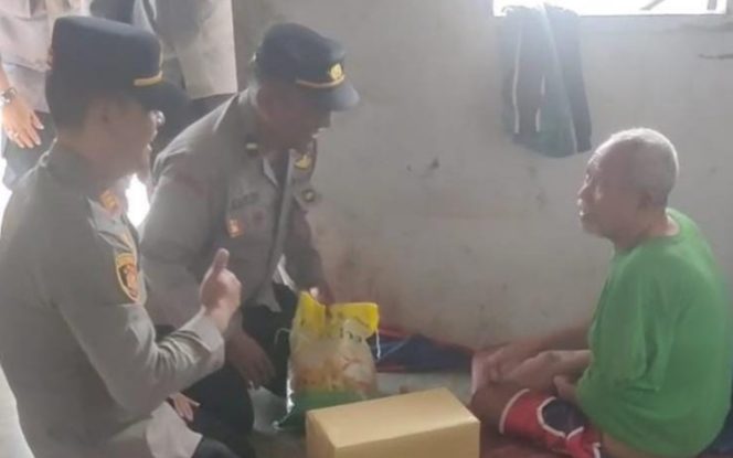 
					Polsek Meral Salurkan Bansos Secara Door to Door di Sei Pasir