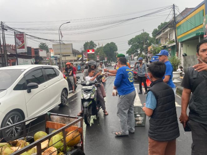 
					Takjil Kodim 0612 Tasikmalaya Di Sore Gerimis Ramadan