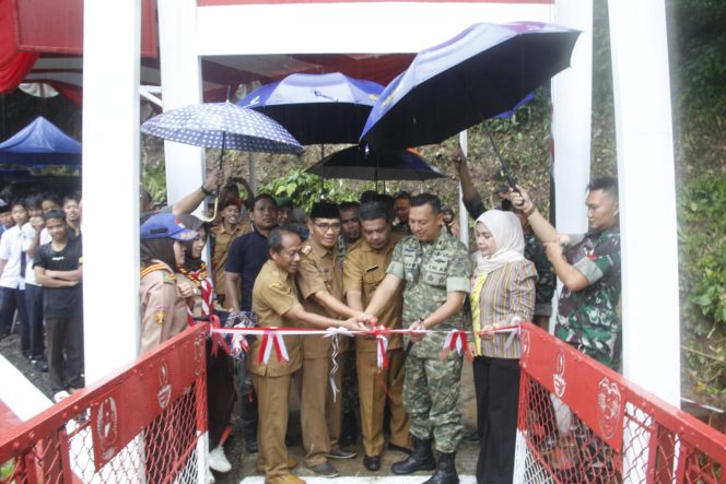 
					Jembatan Garuda Di Cineam Diresmikan Dandim 0612 Tasikmalaya