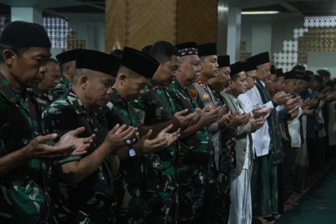 
					Pangdam III Siliwangi Pimpin Subuh Berjamaah di Tasikmalaya