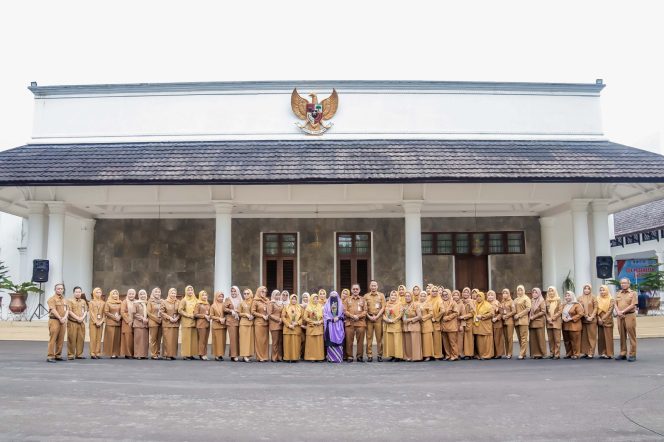 
					Hari Kartini Ciamis, Pegawai Senior Dapat Apresiasi