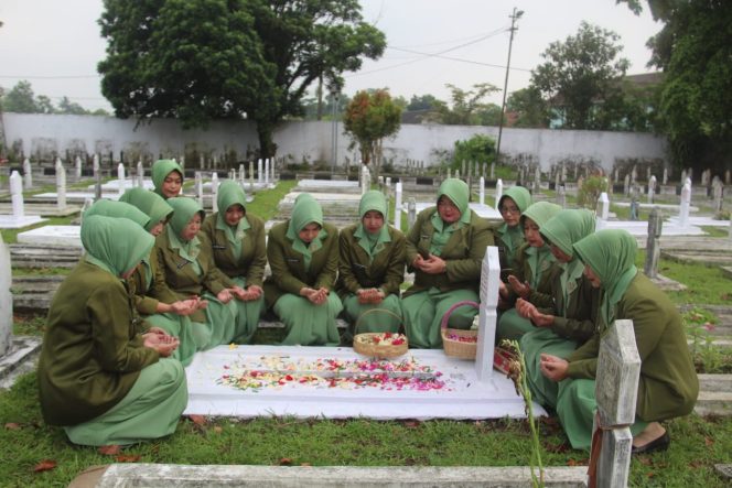 
					Momen Haru Ziarah Persit KCK Di TMP Karoeng