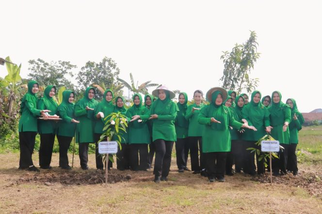 
					Persit Kodim 0612 Tasikmalaya Tanam Pohon di HUT 80 2026